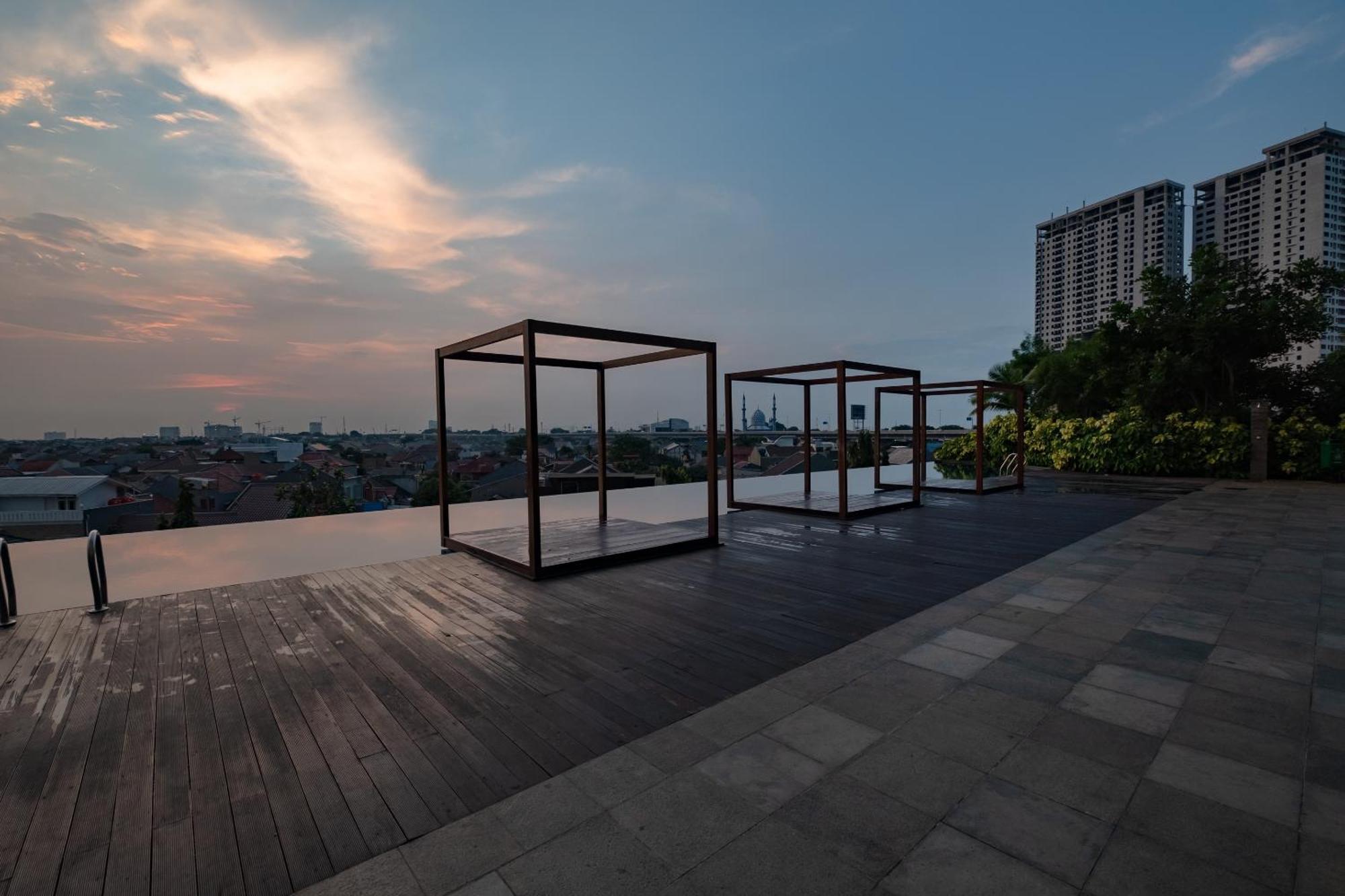 Oyo 2245 Apartment Grand Kamala Lagoon Bekasi Exterior photo